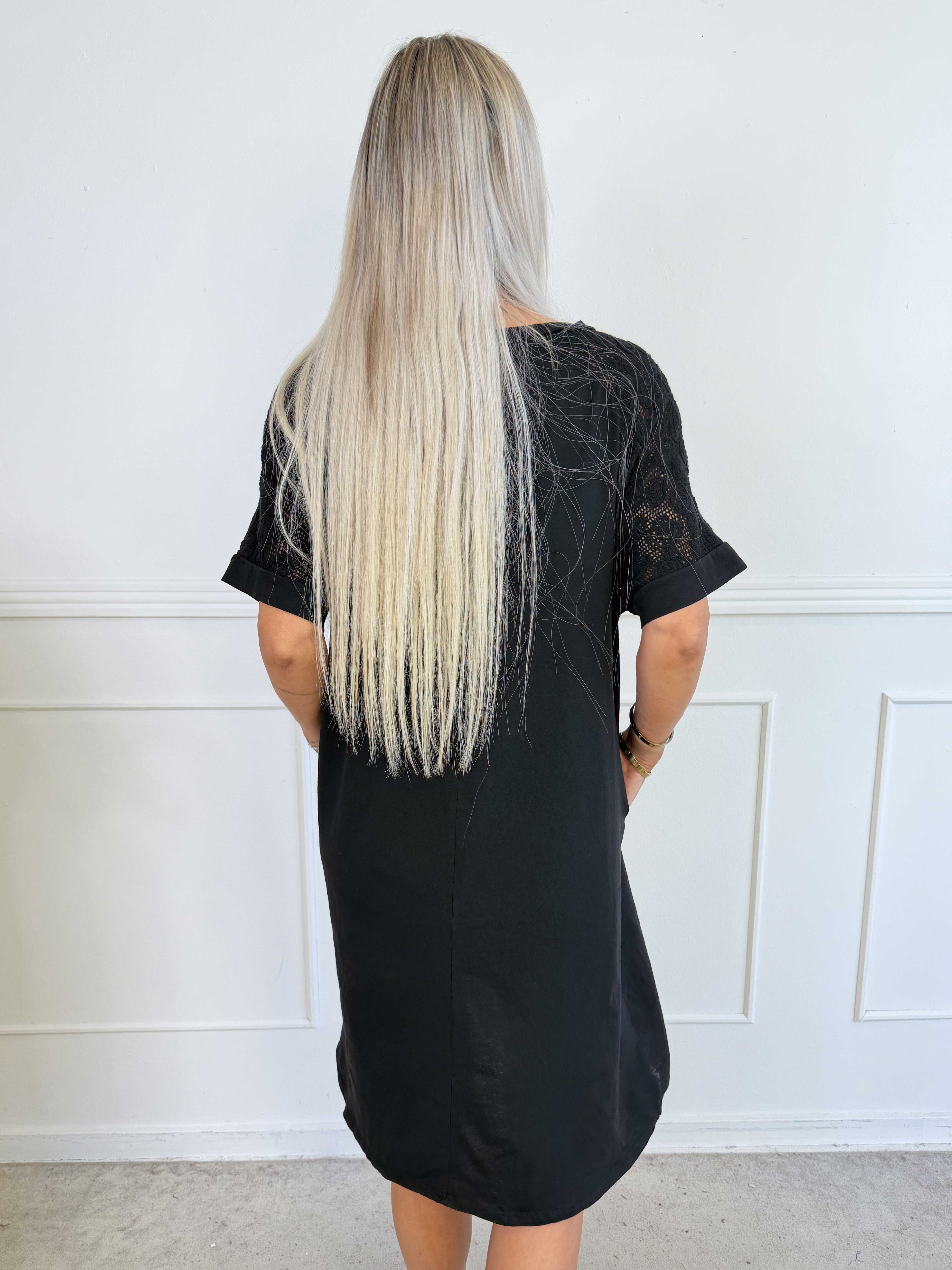 Taima - Kjole i bomuldsblanding med broderet ærmer og lommer
